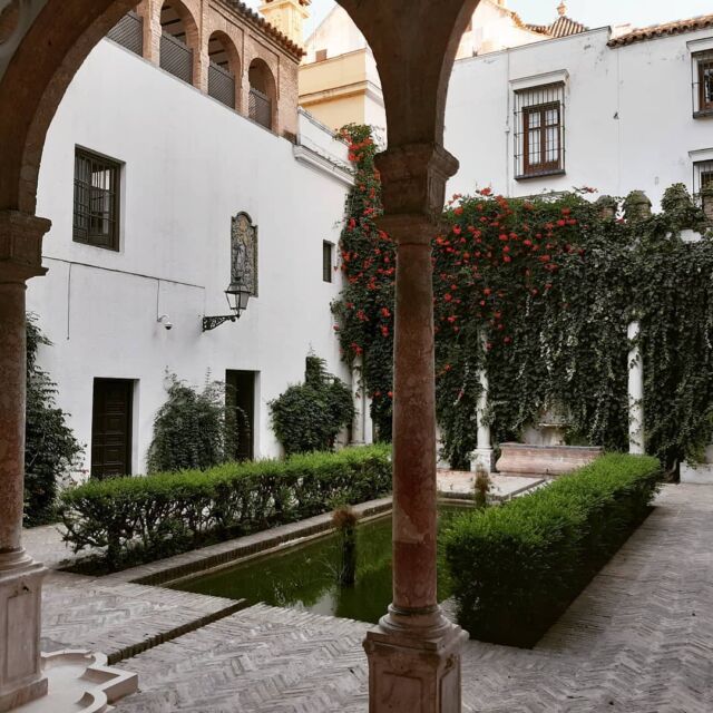 El Real Alcázar está conformado por grandes palacios, pero también por pequeños patios en los que reinan la calma y el rumor del agua. Uno de ellos es el Patio de Levíes. Debe su nombre a su emplazamiento original, pues la logia que lo preside pertenecía a la Casa de Samuel Leví, tesorero de Pedro I, ubicada en la calle Levíes del sevillano barrio de San Bartolomé. Fue trasladada al Real Alcázar en los años 60 del siglo XX. Real Alcázar de Sevilla #sevilla #andalucia #españa #spain #arte #culture #tourism #travel #viajar #patrimonio #heritage #patios