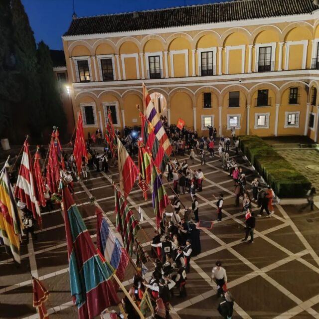 En estos momentos, celebrando el Día de León en el Real Alcázar de Sevilla