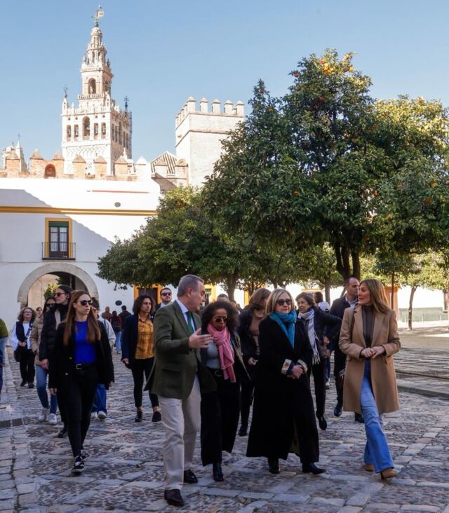 Cerramos la semana pasada con la visita de la excandidata Demócrata a la Presidencia de Estados Unidos Dª. Hilary Clinton, y comenzamos la penúltima de enero con toda la ilusión e intensidad que requieren los trabajos de restauración del Estanque de Mercurio o los Alfarjes del Patio de las Doncellas, ambos ya encarando su fase final. Gracias a todos! Real Alcázar de Sevilla #sevilla #andalucia #españa #spain #culture #arte #heritage #patrimonio #travel #viajar #tourism