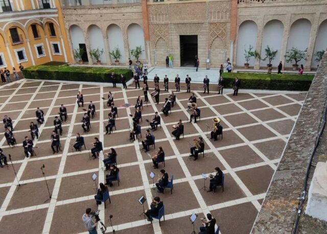 Hemos iniciado la semana con la visita esta mañana de una Delegación de Patrimonio Histórico del Consejo de Ministros de China, y por la tarde con la grabación de un concierto de la Banda de la Cruz Roja de Sevilla. Sin olvidar nuestros 4.000 visitantes diarios, media muy alta para el mes de enero. Gracias a todos. Real Alcázar de Sevilla #sevilla #andalucia #españa #spain #arte #culture #musica #heritage #patrimonio #tourism #travel #viajar